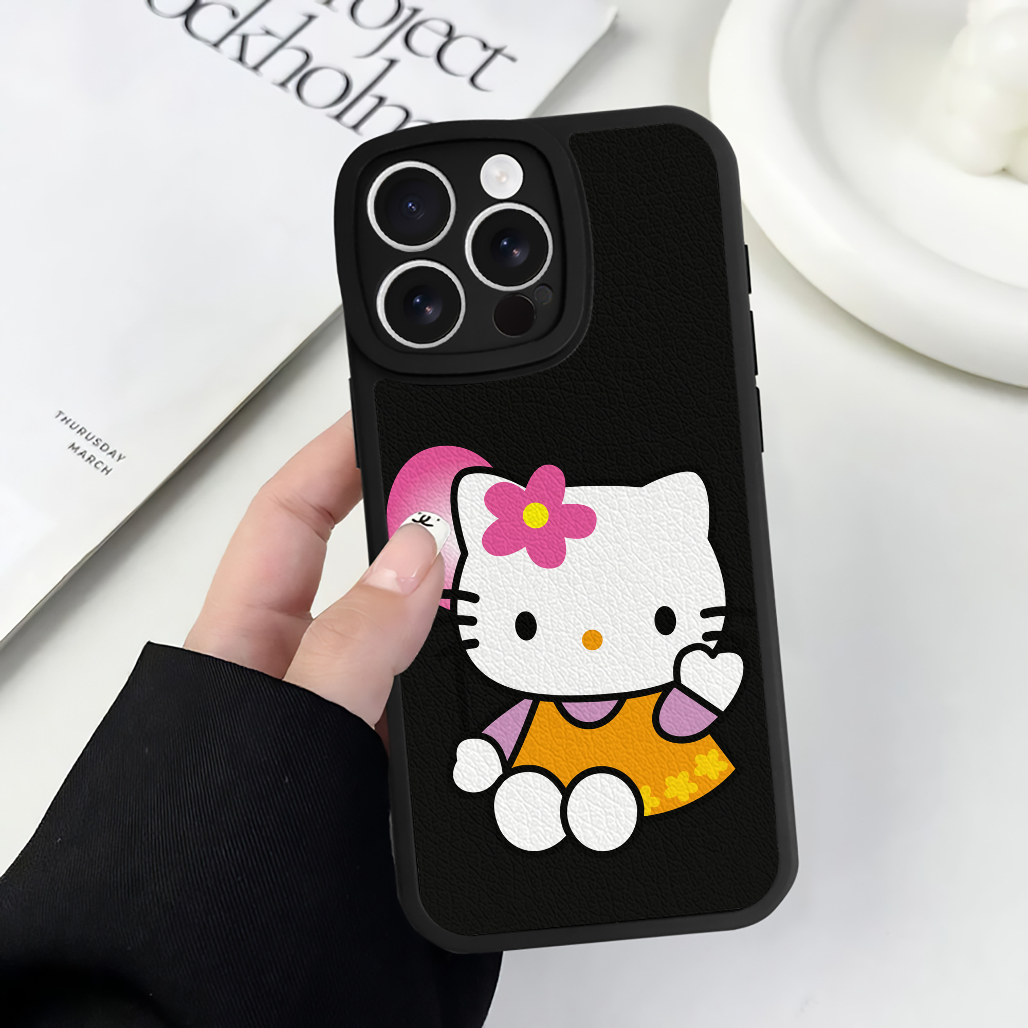 （画像用） Hello Kitty ハローキティ 【iPhone 16シリーズ対応】シリコンスマホケース（レザー調） 材質：シリコン